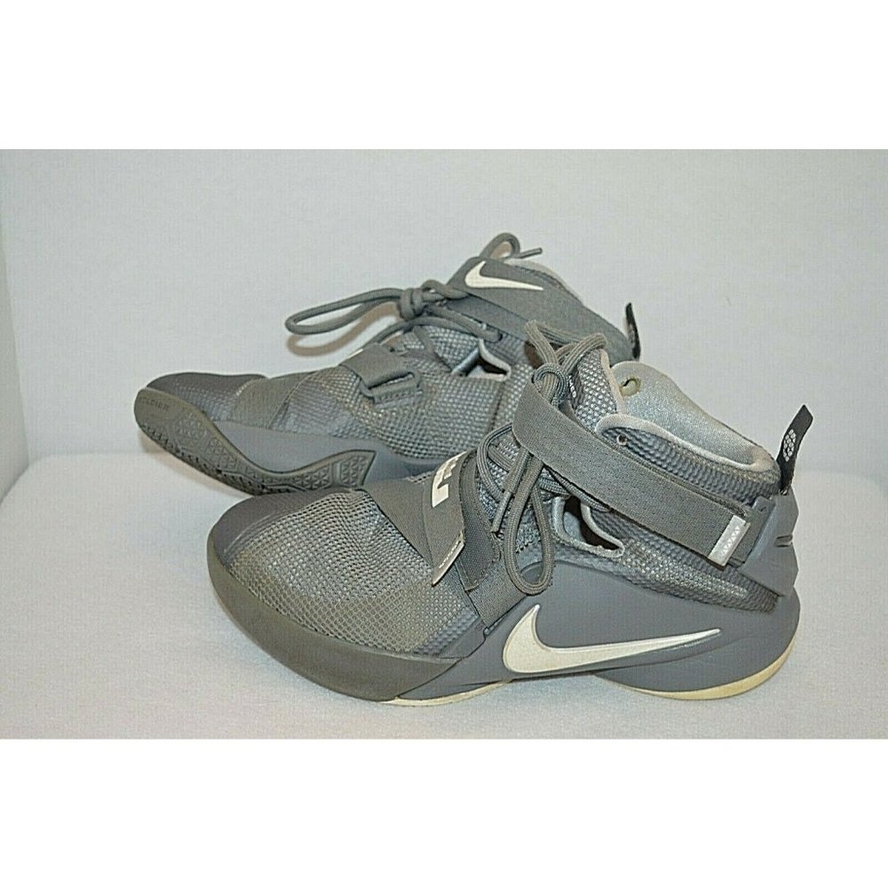 Nike Youth Lebron Soldier IX 9 GS Shoes Sneaker 776471-003  Youth sz 5.5 Gray